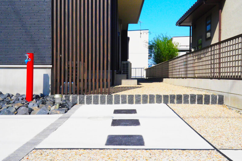 アプローチは市松模様で明るい印象に。