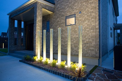アプローチのINGOT。6本のガラス柱がライトアップされて、柔らかい光が周辺を照らし出します。