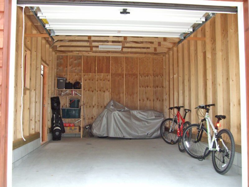 ガレージ内部です。趣味のバイクやゴルフバッグ等を置いても余裕の広さです。