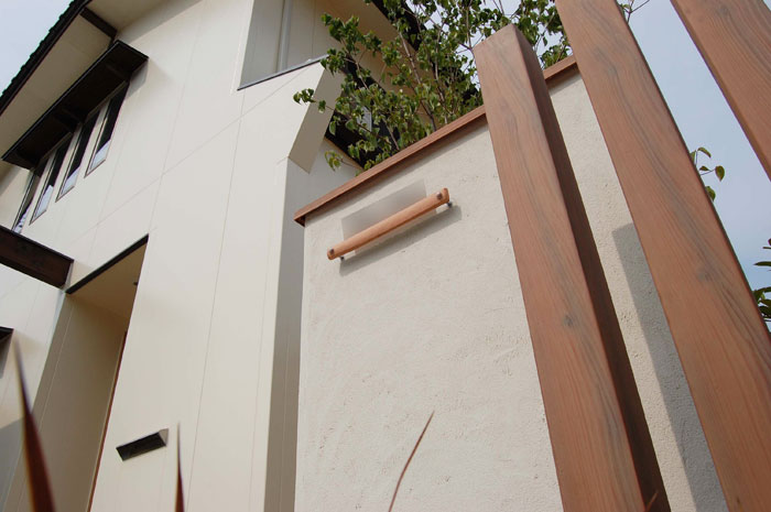 木調で統一したデザイン門柱