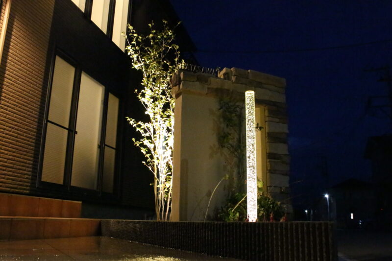 秋田市外構工事　植栽と照明でアプローチにアクセント