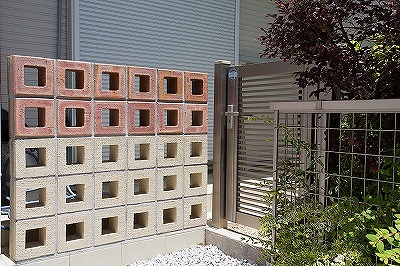 駐車スペースと庭を区切る部分には、もともと３段のスクリーンブロックが積まれていました。カラーを変えたブロックをさらに２段追加して、お洒落かつ目隠し、防犯用に。