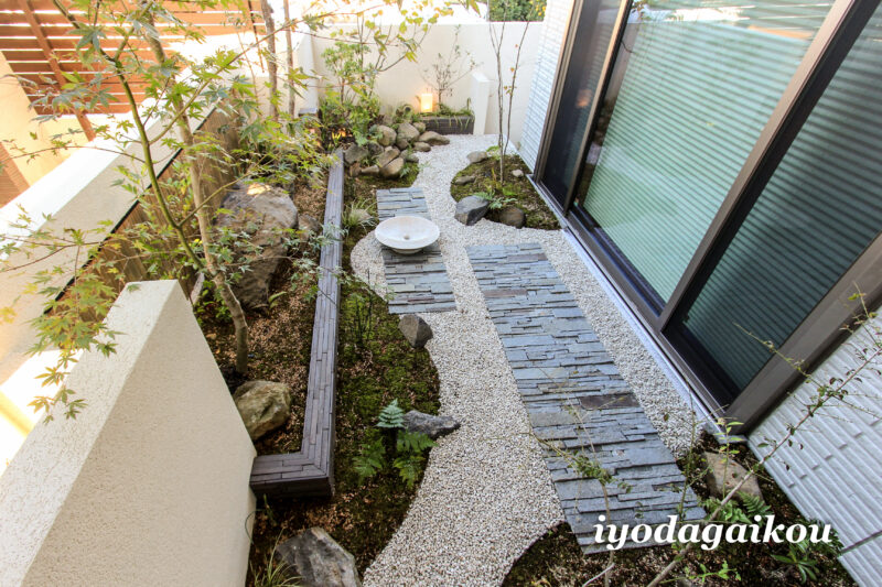 ウッドデッキ上にこの坪庭スペースを作って、建物基礎からの空気換気を配慮。