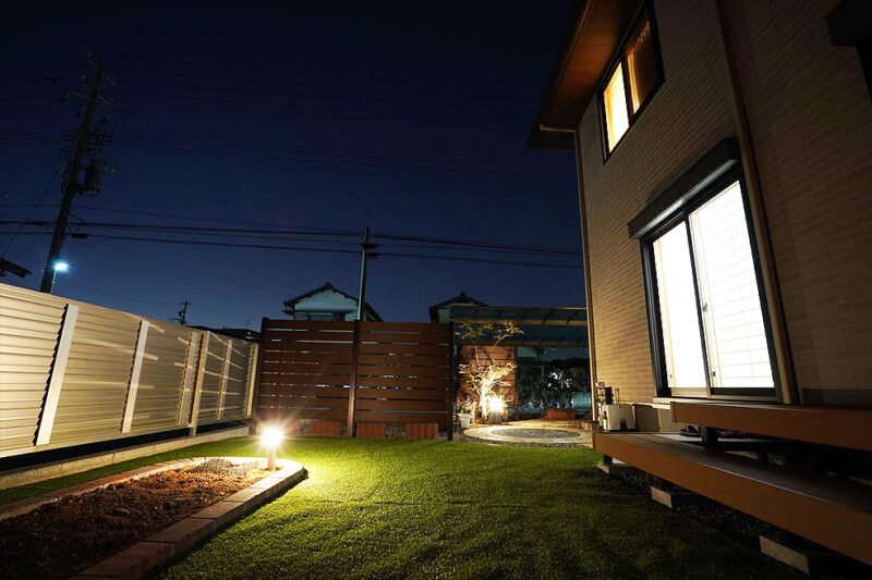 花壇やアプローチにライトを設置して夜も楽しめるお庭に