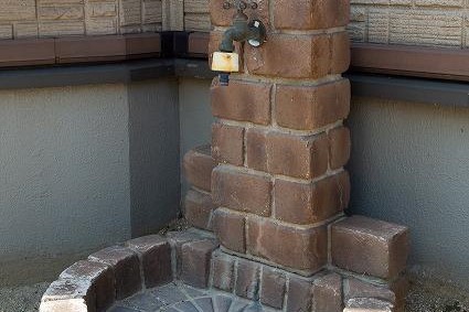 レンガ造りの立水栓も新設しました。
