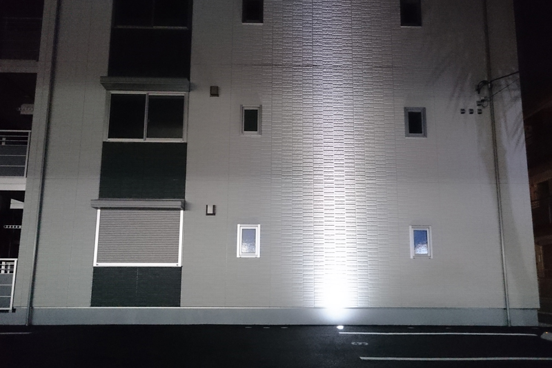グランドライトで下から建物を照らしアクセントに。