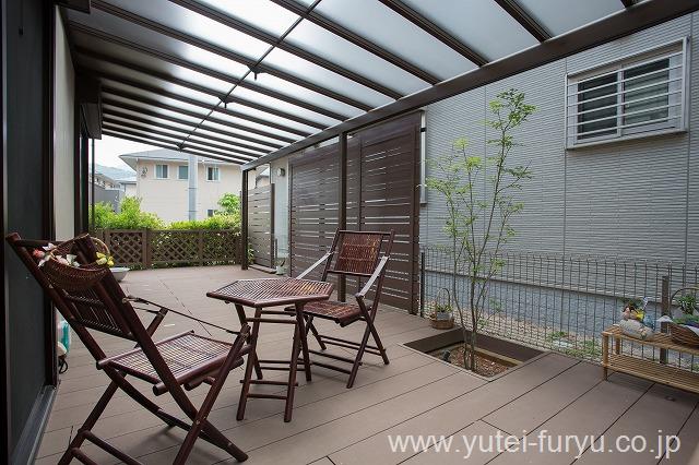 使い勝手の良い庭へ。大型のデッキと屋根でお洒落でくつろげる空間づくり。