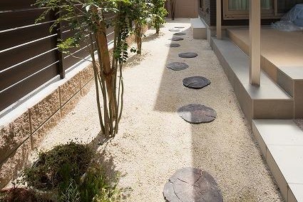 住宅周りは、砂利を敷き込み、飛び石を設置。