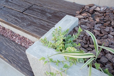 赤砂利と植栽、コンクリート枕木のステップがアクセントです。