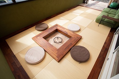 畳の四方を木枠で囲み、囲炉裏のある特別な和室としてデザインしています。