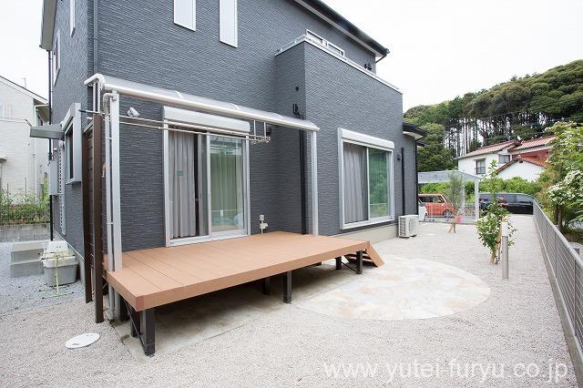 黒い外壁に、明るい木調色が加わることで、住宅の印象が柔らかくなりました。庭周りも優しい色調でまとめました。