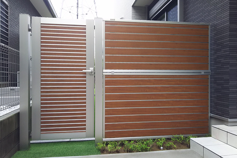 キャラメルチーク色の門扉とフェンスは、シンプルな建物にも合います。