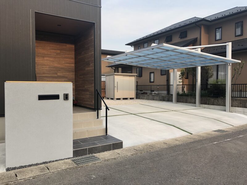 岐阜県美濃加茂市：シンプルな門柱と存在感あるダブルフェース