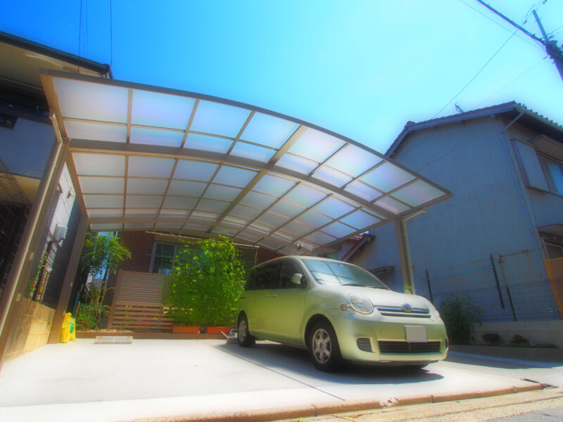 フラットが主流なカーポートの屋根はあえてＲを選択、丸みを帯びたラインで優しい雰囲気を演出しています。