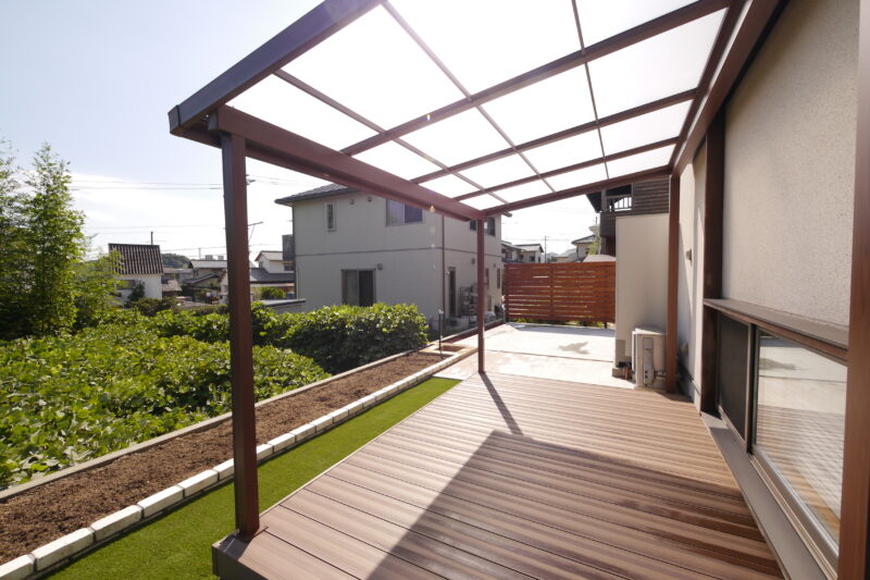 テラス屋根とデッキのありなしで、リビング側からお庭へのプロセスに大きな差が出ます。