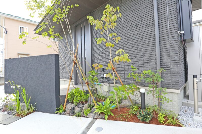 限定された空間ではありますが、住宅を彩る樹木の景