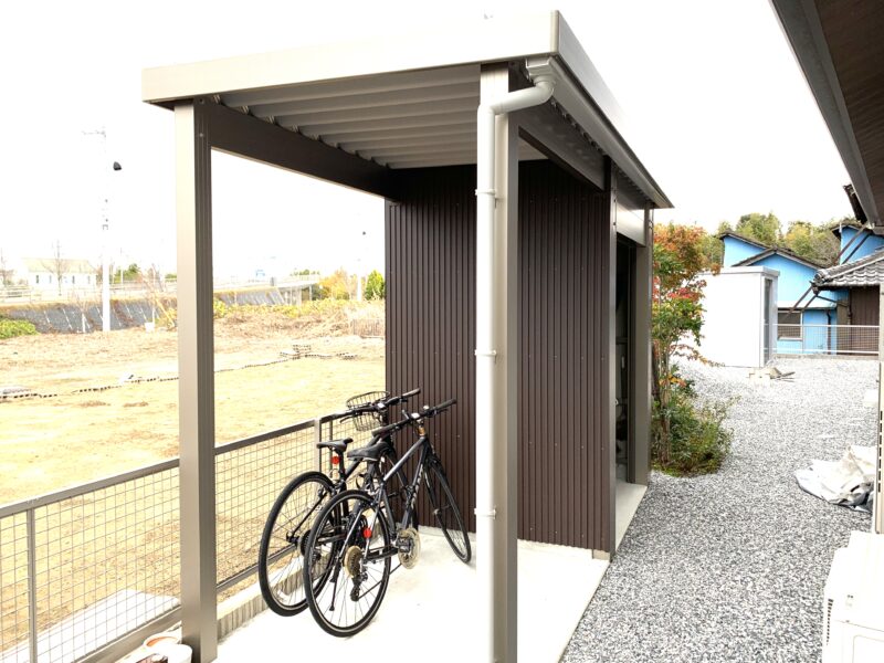 自転車置き場兼倉庫は敷地に合わせて。
