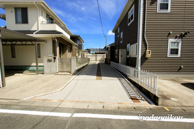 駐車場は洗い出しにてタイヤ跡がつきにくい工夫も