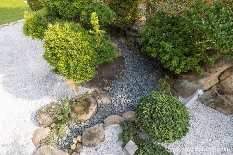 池は、管理も大変なので那智黒石を入れ池のイメージにしました。 水鉢の筧も造り直し、豊富な地下水を井戸からポンプで汲み上げ、水が 循環する様にしています。