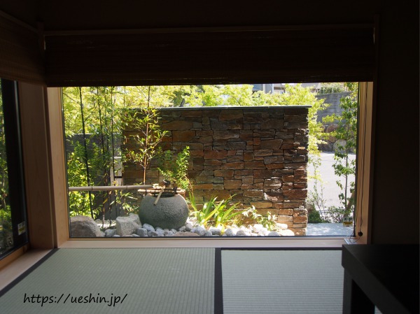 和室の地窓から見た景には蹲が風景をつくります。