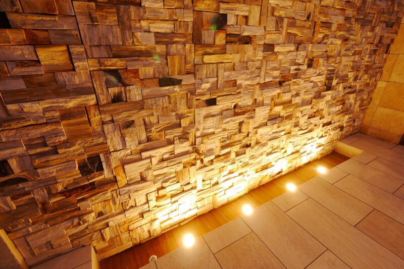 化石木貼りの壁におしゃれな水中照明