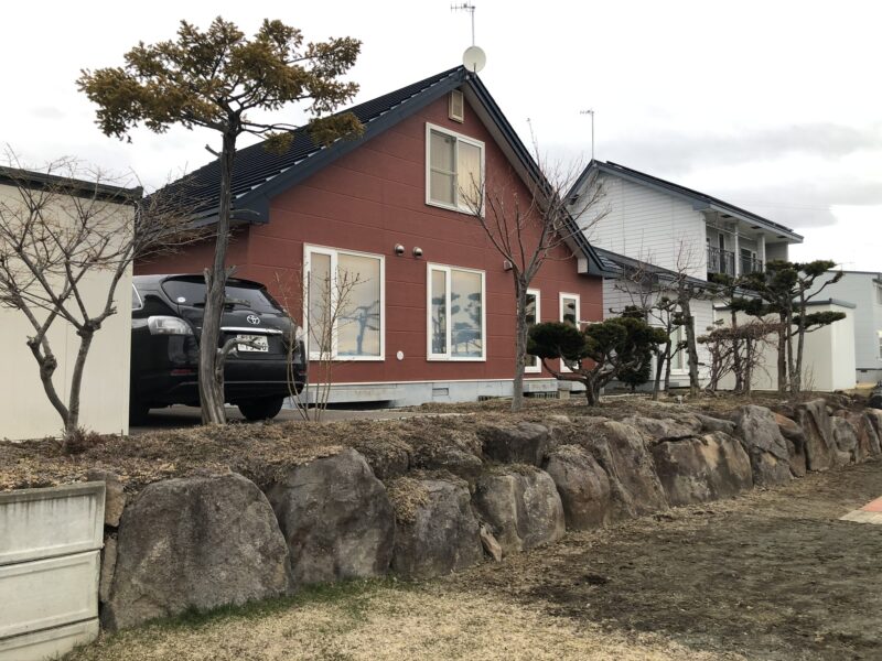 着工前の土留めです　雨が降ると土が流れて気になっていました