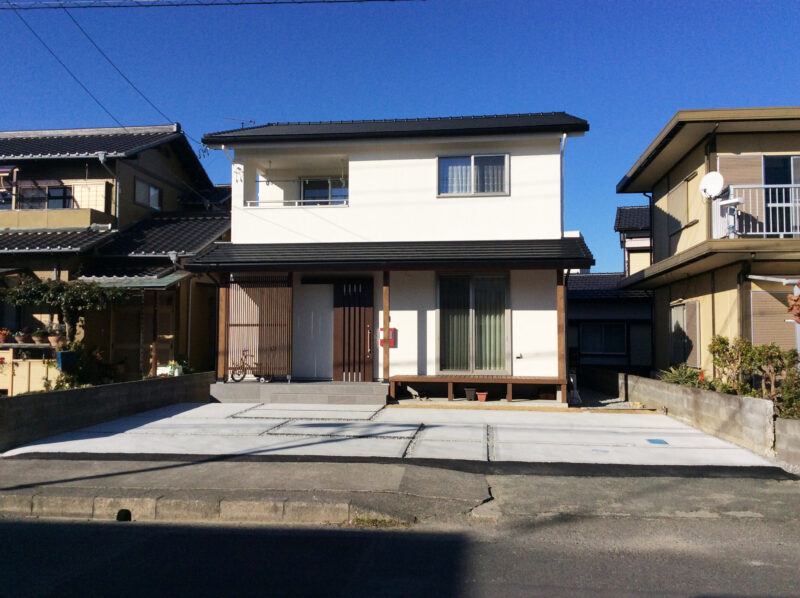 天然石のアクセントラインを入れたシンプルな駐車場　-浜松市　S様邸-