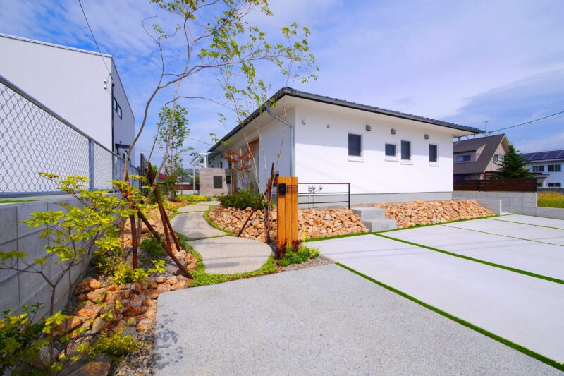 【施術家用】可動域をぐっと広げる施術アプローチ エクステリア施工事例 NO.2045025「小道のスロープが可愛い 割栗