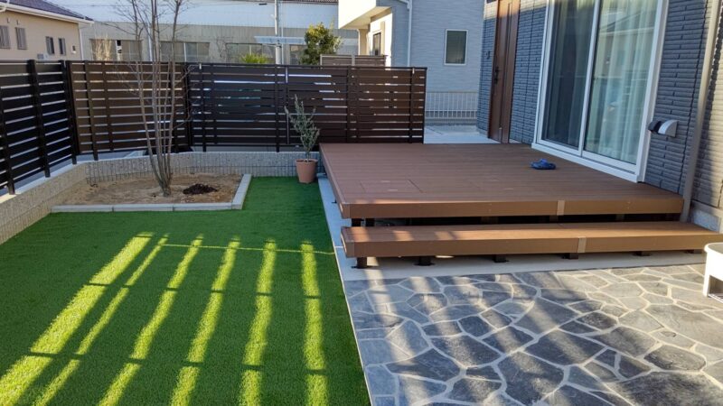 お庭くらしを満喫　人工芝＋ウッドデッキ＋石畳