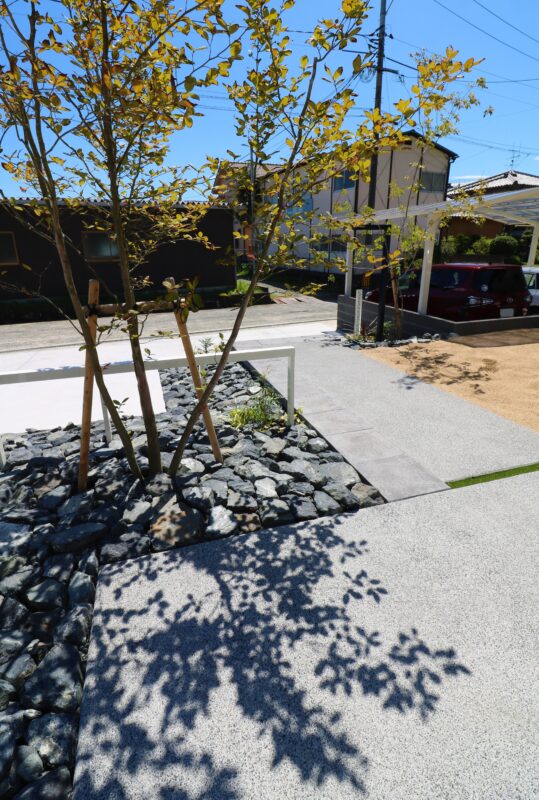 割り栗石と植栽。