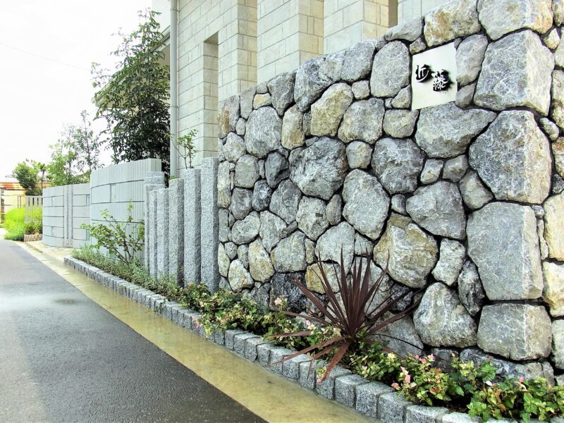 石灰岩の石積みが美しい門壁   愛媛県新居浜市 外構工事