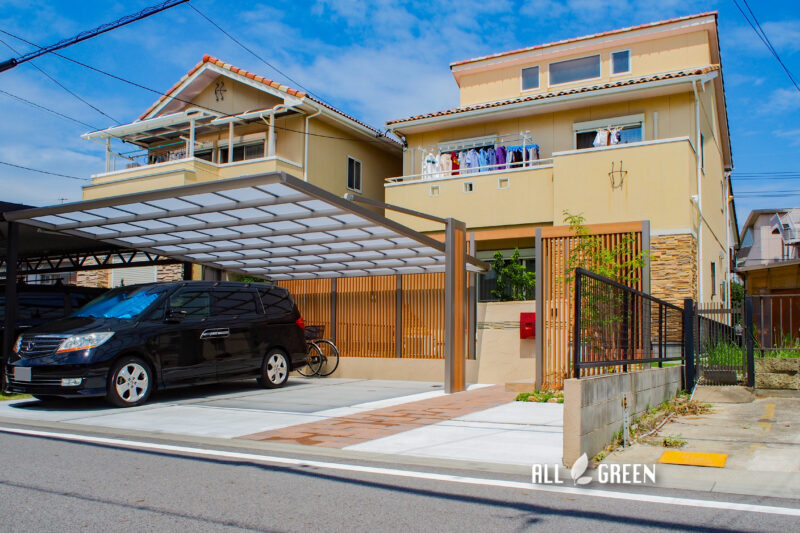 木調で統一された邸宅と同じ暖色系でまとまった外構　愛知県清須市