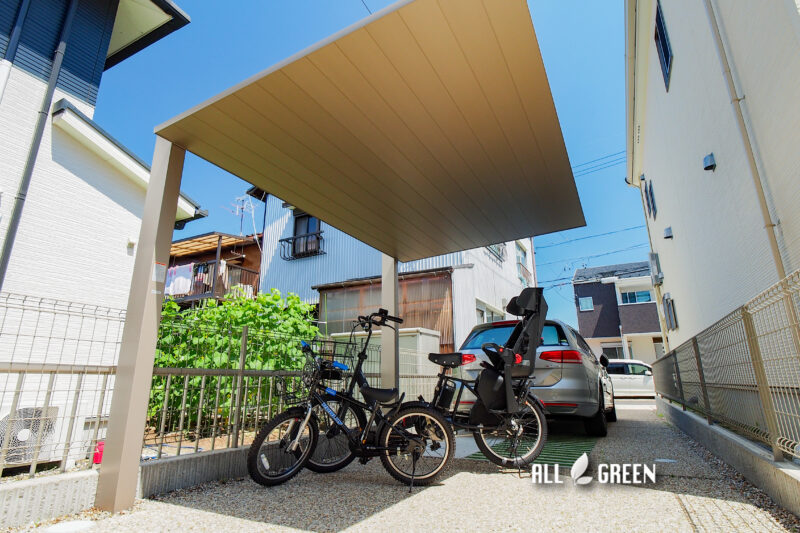 広めの屋根でお子様と一緒に乗る大きめの自転車もすっぽり屋根に覆われています。