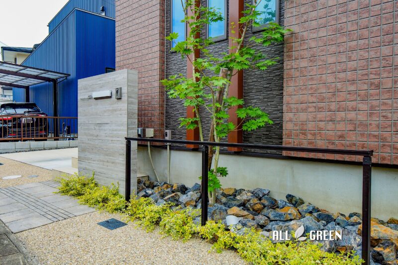 ブラウンを基調とした邸宅にアクセントを添える門柱。愛知県日進市の新築外構