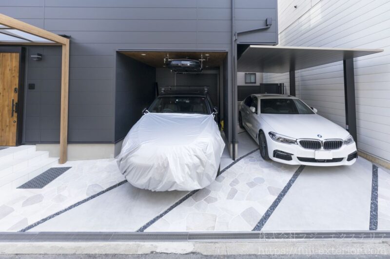 ガレージの床は白系でシャープにデザイン