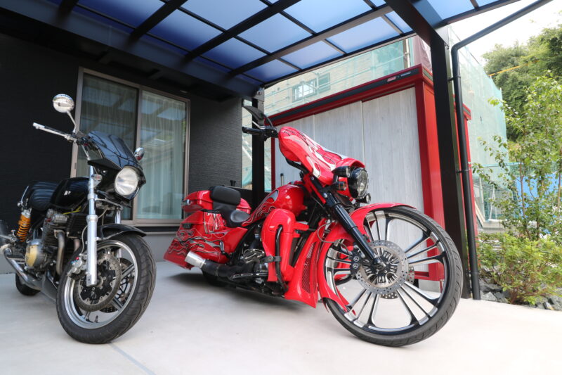ヨドコウとコールマンコラボの赤い物置と赤いバイクが良く似合ってます