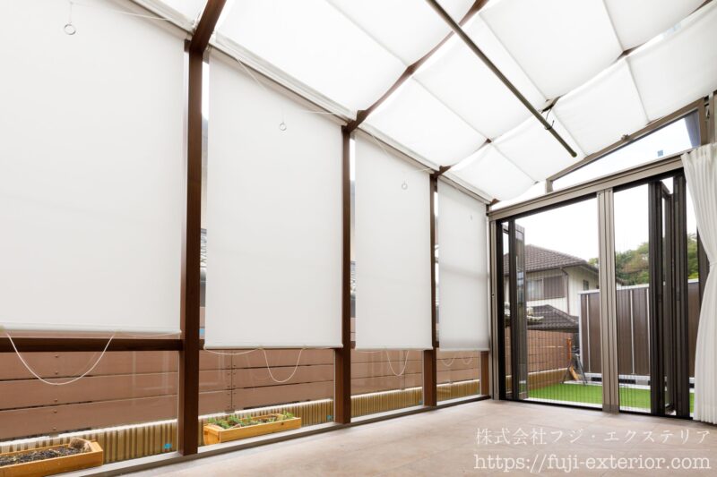 ガーデンルームの内部は、日よけロールスクリーン、換気窓、可動竿掛け等フル装備の豪華バージョン