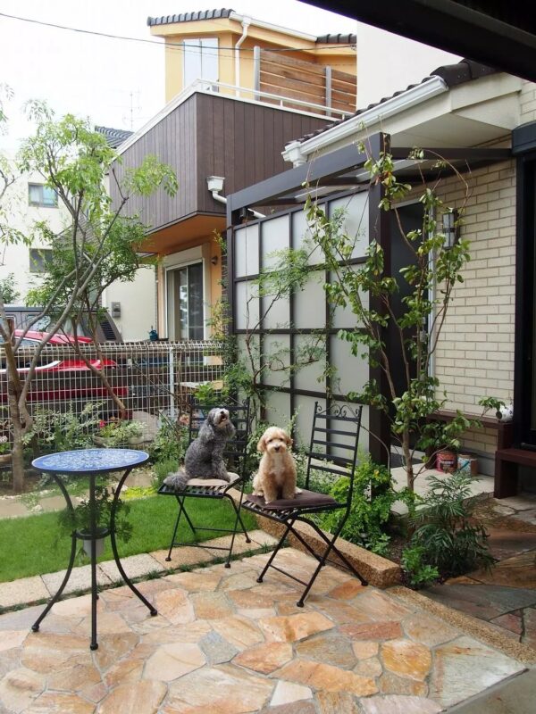 プライベート空間としてお庭で過ごしたい時に問題になるのが他からの視線ですね。