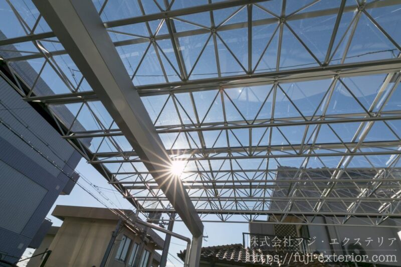 透明だけど紫外線を99％カットする熱線遮断防汚ポリカーボネイト屋根