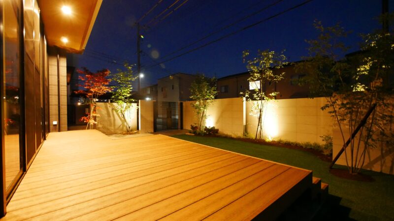 建築のダウンライトと合わせお庭全体を明るく、夜の憩い。