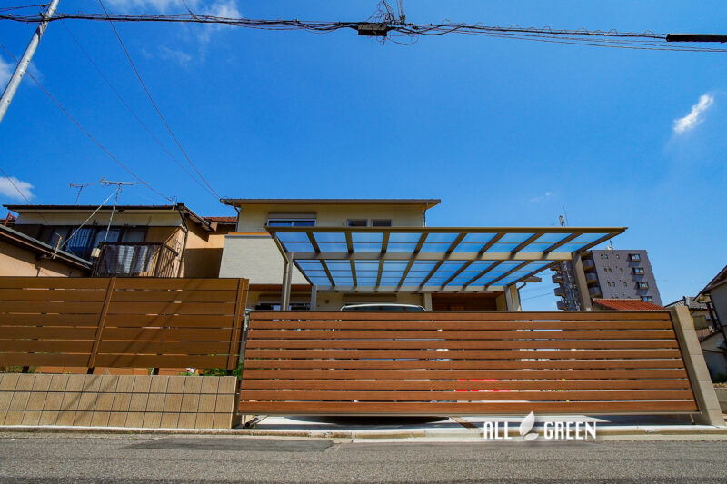木調で揃えた目隠しフェンスとオーバードアでセミクローズな外構を！名古屋市北区