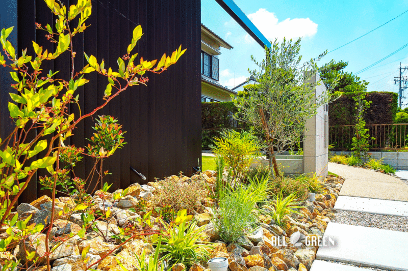 門塀横の植栽スペースは、明るいチャート石を使い外構全体を生えさせるものになります。