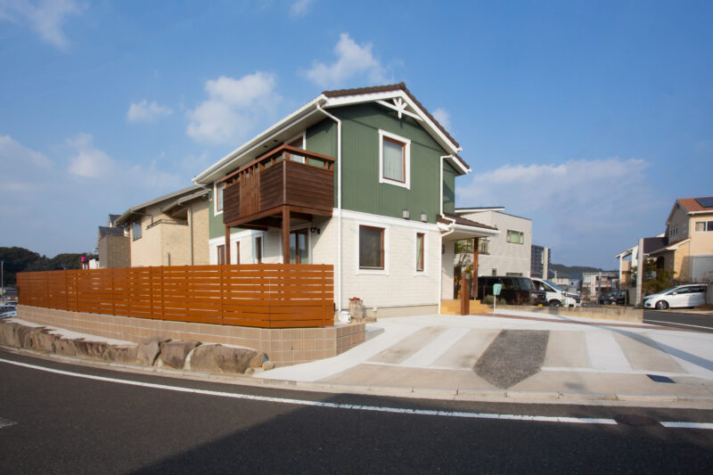 既存の駐車場の舗装を残して車庫拡張の舗装をしました。境界にブロックを積み目隠しフェンスを設置しました。