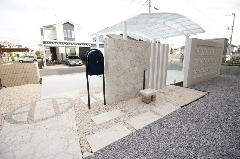 表札・ポスト・立水栓は沖縄の綺麗な海をイメージしてブルー系にしました。