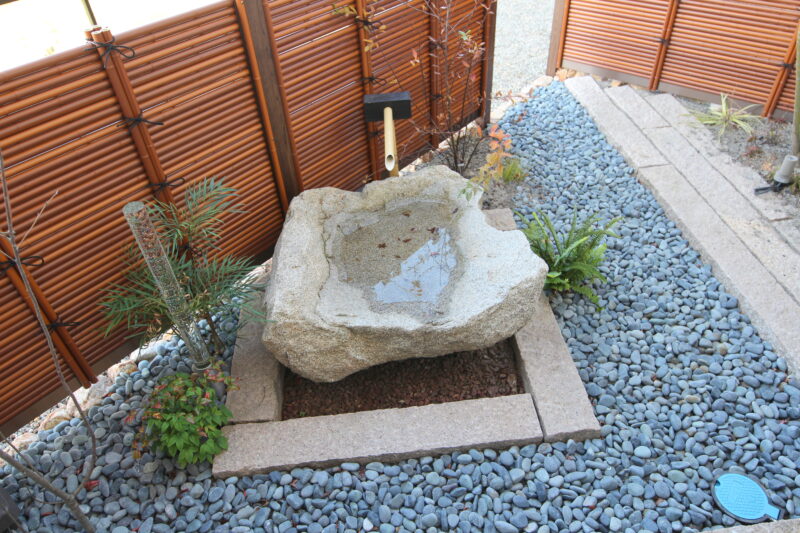 自然石の蹲。玄関前を癒しの空間に。