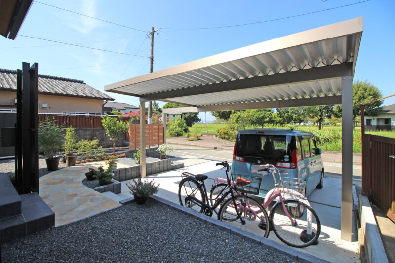 奥行のあるカーポートは自転車も駐輪可能です。