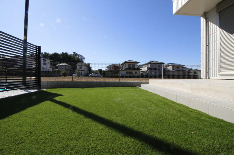 テラス前には人工芝
