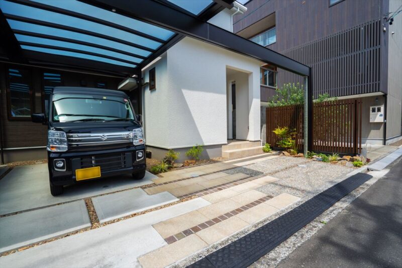 大切な車を直射日光と雨から守るｶｰﾎﾟｰﾄ。
建物に合わせた屋根で雨の日は濡れずに建物に入れます。