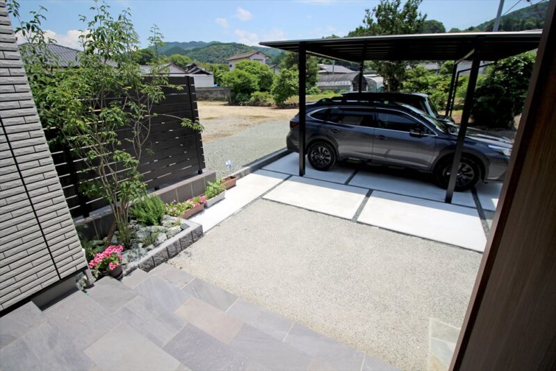 車庫へと続く広々としたアプローチ