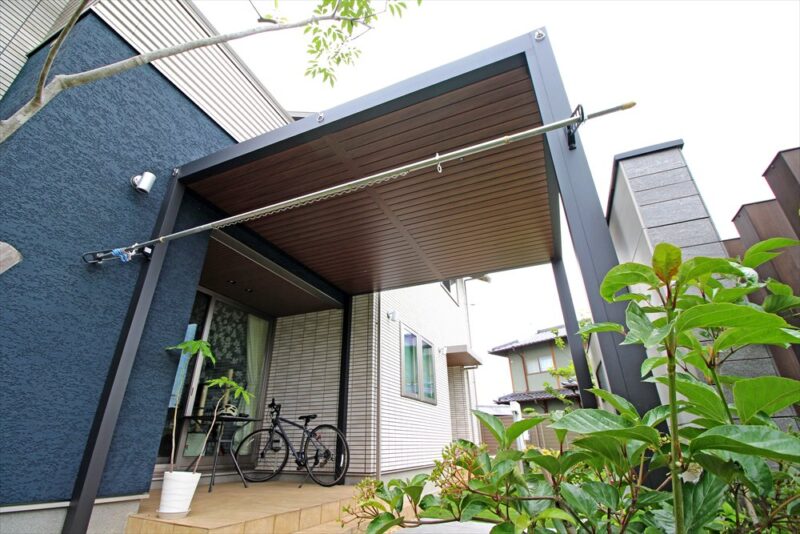 木調屋根の温もりに包まれる心地よさ